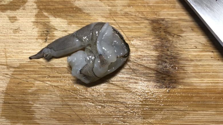 芹菜炒虾仁,然后将背部划开一刀,取出虾线。