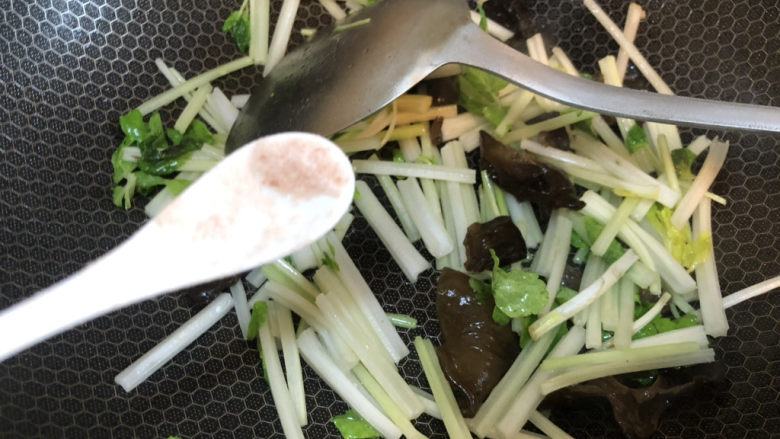 芹菜炒虾仁,加入适量盐,可以加一点水。