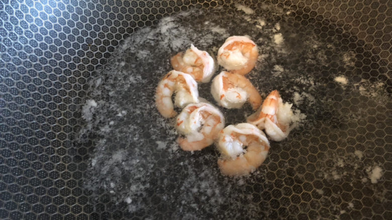芹菜炒虾仁,锅内加入适量清水,水开后加入虾仁烫至变色捞出