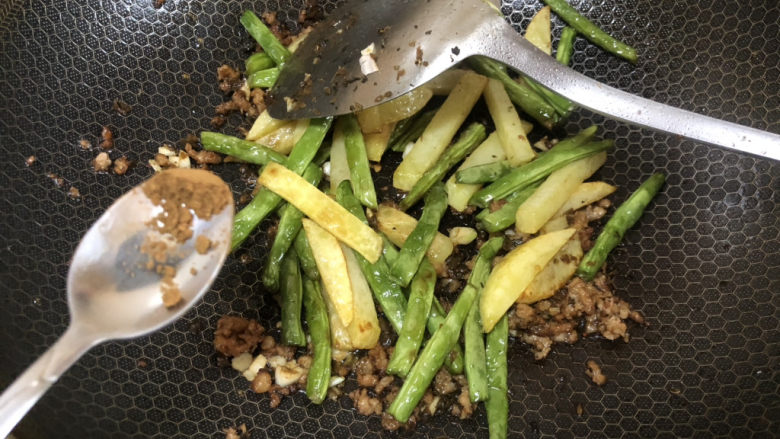 孜然土豆条,炒匀后,加入少量盐孜然粉,可以再加一点糖提现。