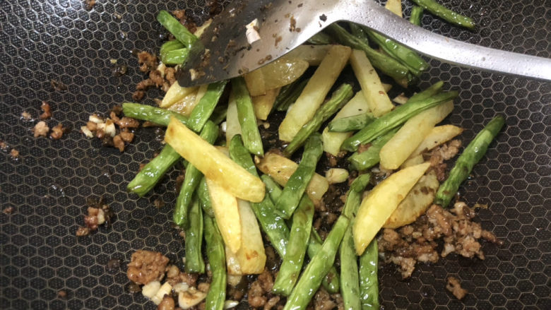 孜然土豆条,炒出香味后,将四季豆和土豆条加入返翻炒