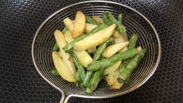 孜然土豆条,将四季豆表面起泡,土豆炸至微黄就可以捞出控油。