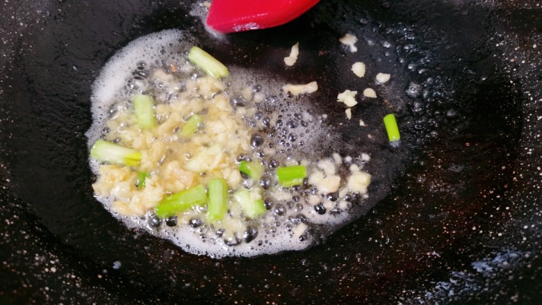 杏鲍菇牛肉粒,另起锅烧油，再把葱头，姜碎放入爆香