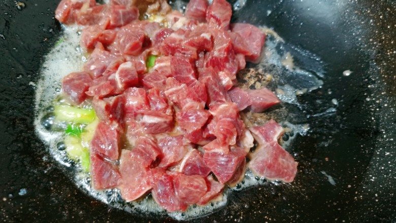 杏鲍菇牛肉粒,再把牛肉粒放入