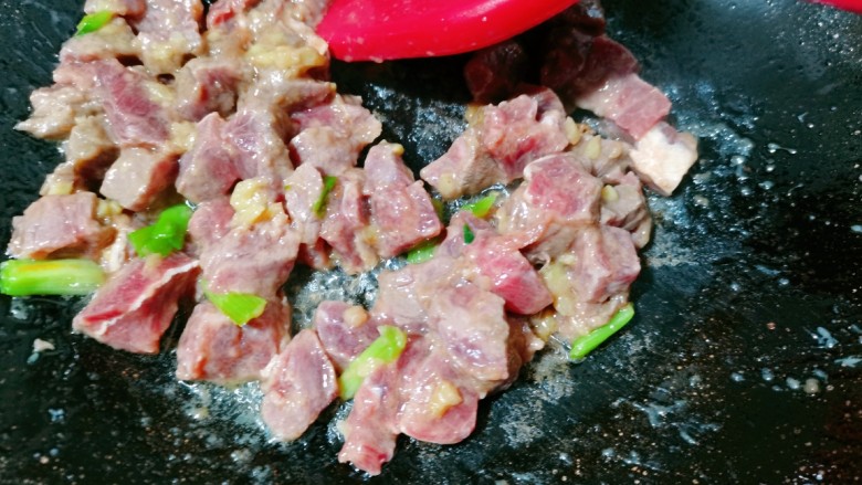 杏鲍菇牛肉粒,快速翻炒均匀