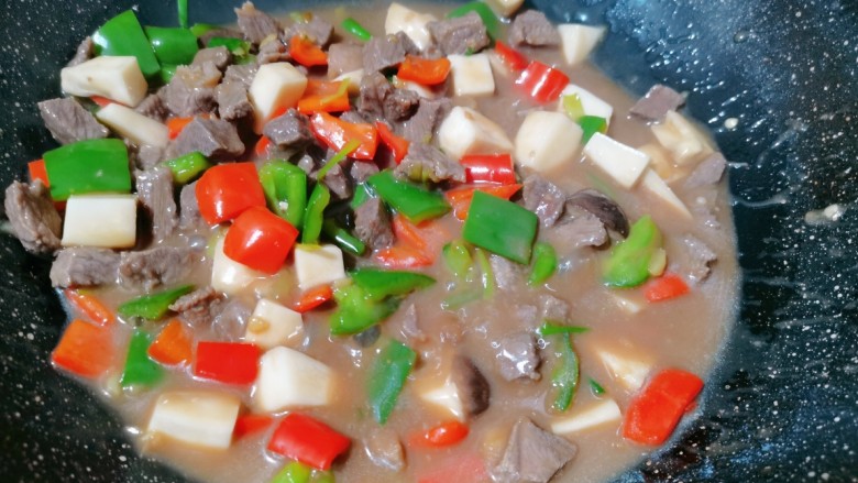 杏鲍菇牛肉粒,再加入<a style='color:red;display:inline-block;' href='/shicai/ 756'>鸡精</a>，白<a style='color:red;display:inline-block;' href='/shicai/ 10588'>糖</a>，生抽翻炒均匀