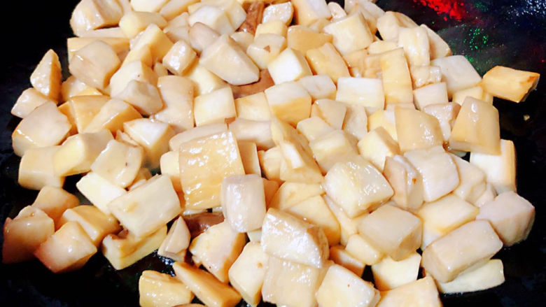 杏鲍菇牛肉粒,杏鲍菇洗净沥干水份切成小块锅中倒入底油放入杏鲍菇煸出水份