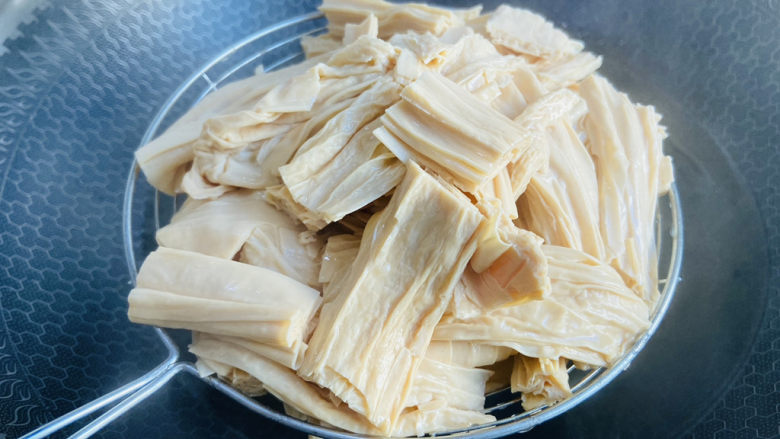 腐竹拌芹菜,捞出过凉水,沥干水分备用