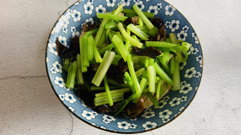 腐竹拌芹菜,放入芹菜、黑木耳