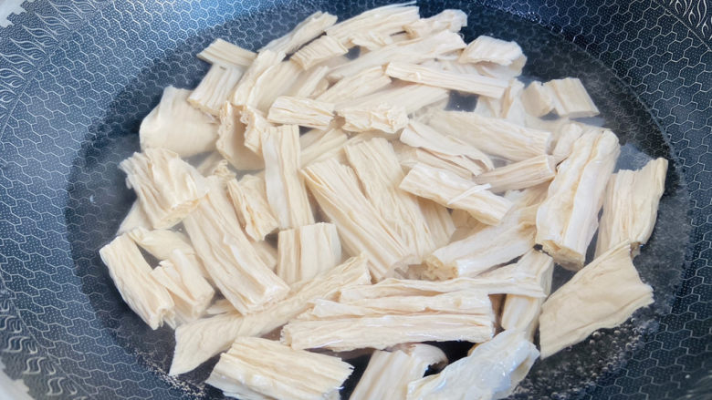腐竹拌芹菜,锅中加入清水大火烧开,放入腐竹焯烫三分钟