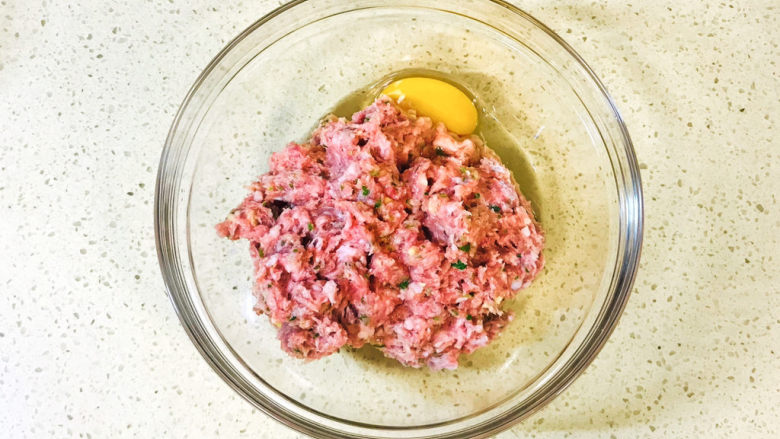 鲜肉小馄饨,开始酱腌一下猪肉,打入一个<a style='color:red;display:inline-block;' href='/shicai/ 9'>鸡蛋</a>
