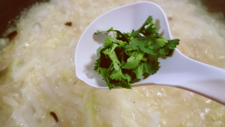 萝卜白菜汤,放入香菜,关火出锅。
