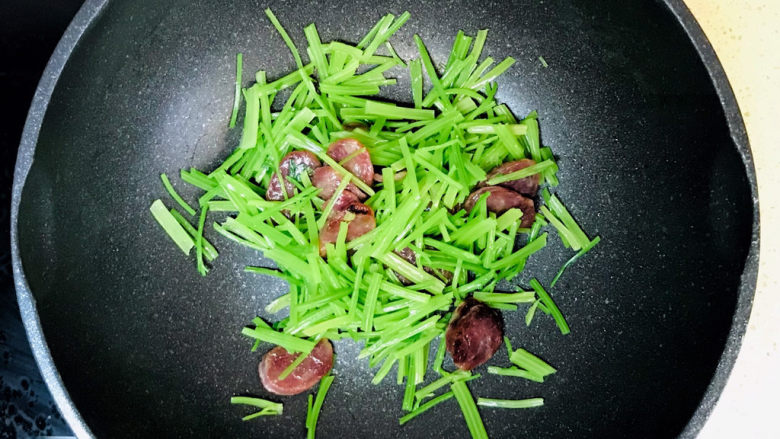 芹菜炒腊肉,加入芹菜，一起翻炒