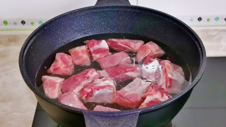 胡萝卜炖排骨,排骨冷水下锅,大火烧开。