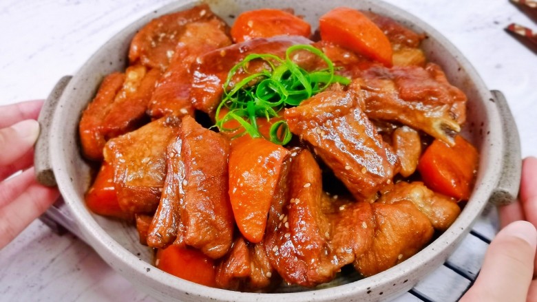胡萝卜炖排骨,胡萝卜焖排骨,色香味俱全。