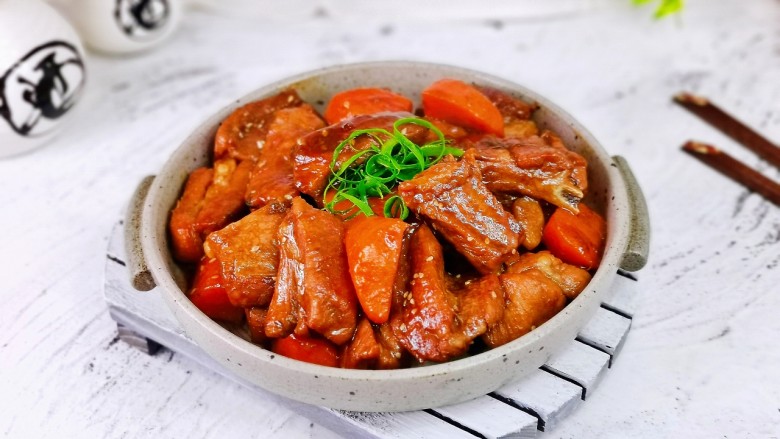 胡萝卜炖排骨,盛出装盘,撒上葱丝。