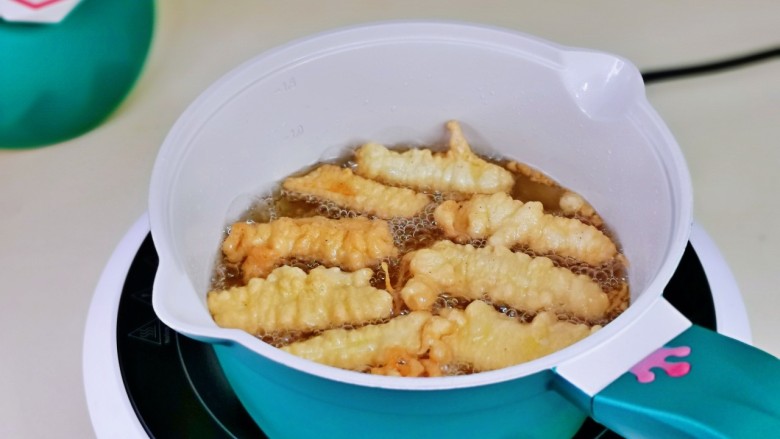 孜然杏鲍菇,放入热油中,中小火炸。