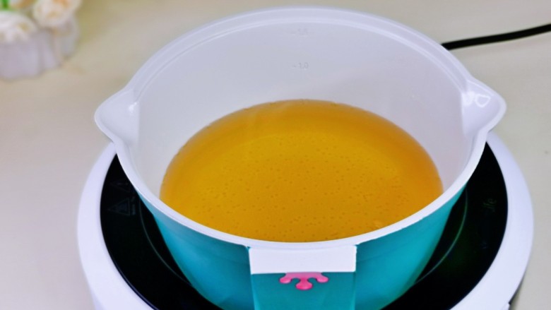 孜然杏鲍菇,利用这时间热油,奶锅中加入食用油,加热至9成热。