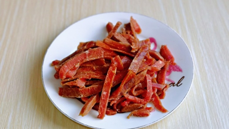 小炒黄牛肉,切好的牛肉丝放入器具中，加入<a style='color:red;display:inline-block;' href='/shicai/ 718'>料酒</a>，<a style='color:red;display:inline-block;' href='/shicai/ 788'>生抽</a>。