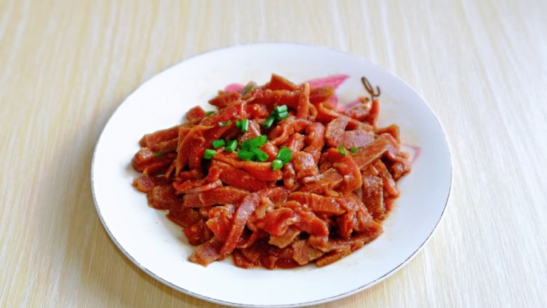 小炒黄牛肉,抓拌均匀,撒上葱花再次拌均匀。