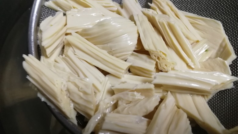 腐竹拌芹菜,腐竹放到热水里烫半分钟,控水。