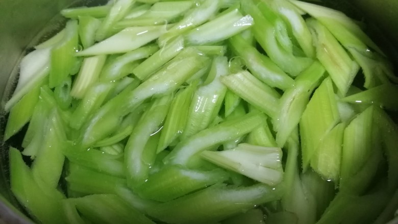 腐竹拌芹菜,水开放几滴食用油,放芹菜焯水半分钟。
