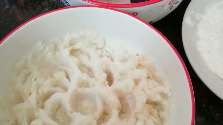 山药小饼,用勺子捣成山药泥,加入糕粉和炼乳,揉成山药粉团
