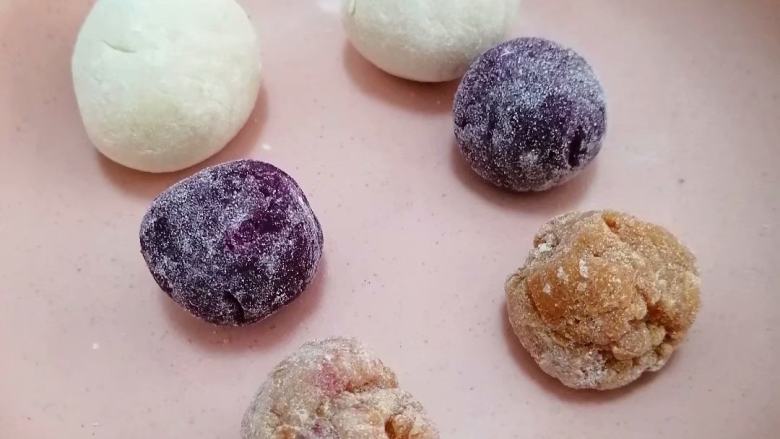 山药小饼,各种材料搓成20克的小圆面剂