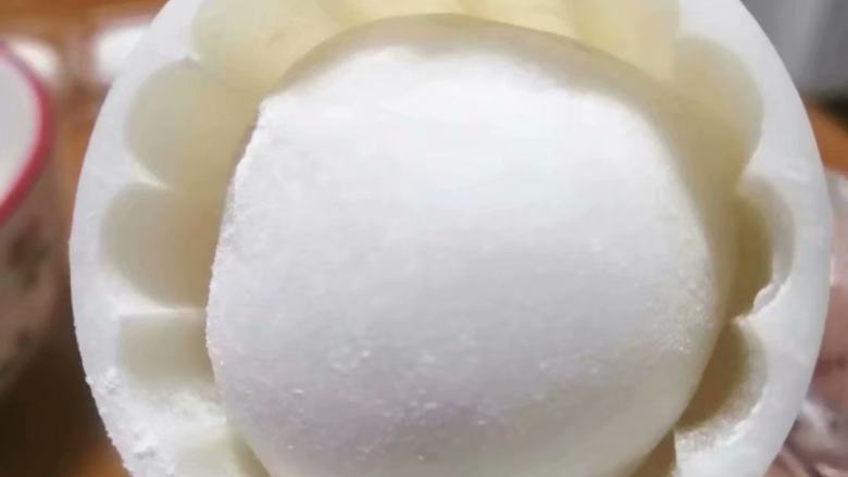 山药小饼,模具也撒一些糕粉,晃一晃,防粘,放入包好的丸子