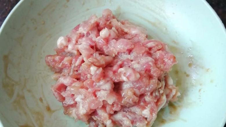 金福袋,搅拌均匀,腌10分钟