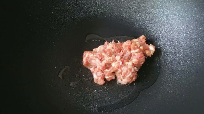 金福袋,热锅入油,放入肉末