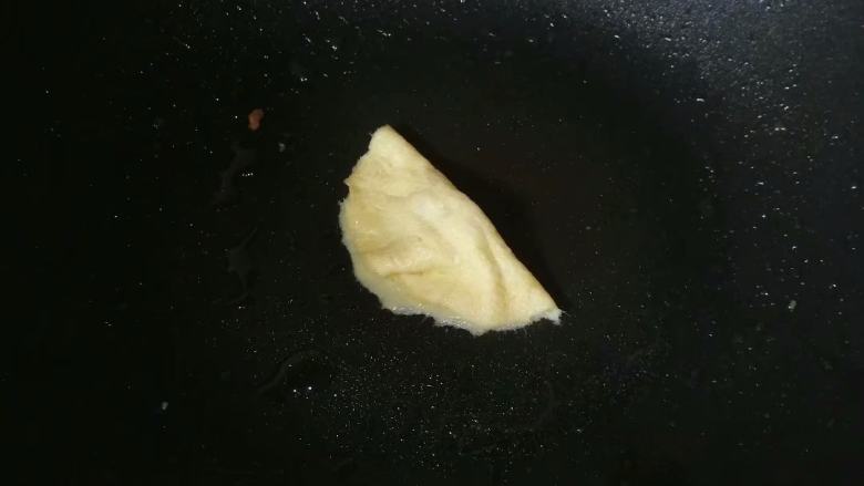 金福袋,底部定型后,把鸡蛋皮对折