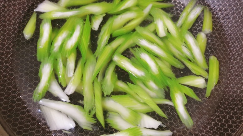 芹菜炒腊肉,锅里烧开水,把它放入焯水
