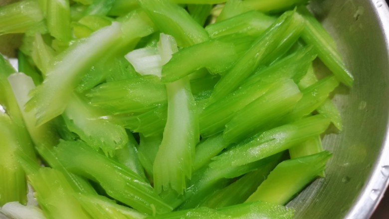 芹菜炒腊肉,一两分钟之后把它捞起来,过两遍冷水