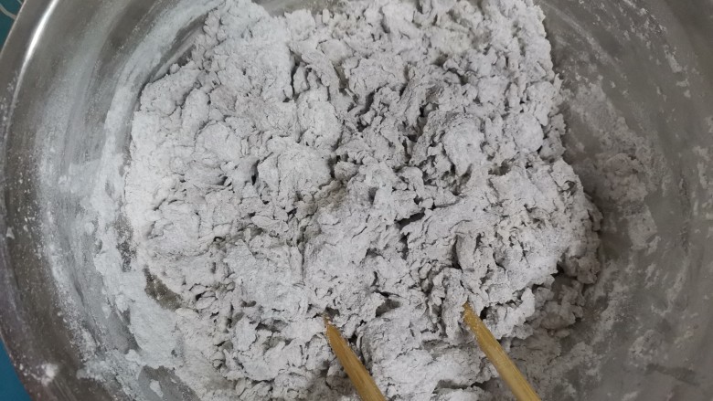 米酒黑米馒头,边加入酵母水,边用筷子搅拌至絮状