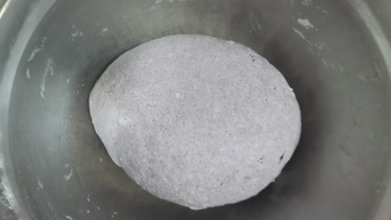 米酒黑米馒头,再用手揉成光滑的面团,放在温暖的地方,自然发酵至两倍大