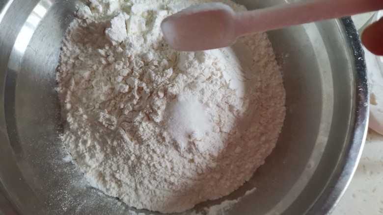 鲜肉小馄饨,面粉中加入盐,增加面的筋性