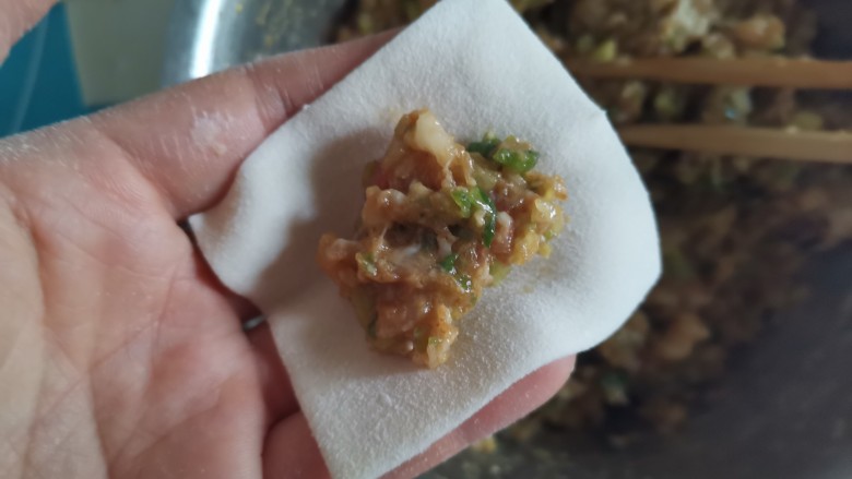 鲜肉小馄饨,取一个馄饨皮,包入适量的肉馅