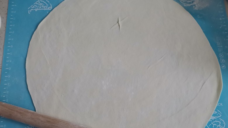 鲜肉小馄饨,最后擀成这样,薄厚均匀的大薄片