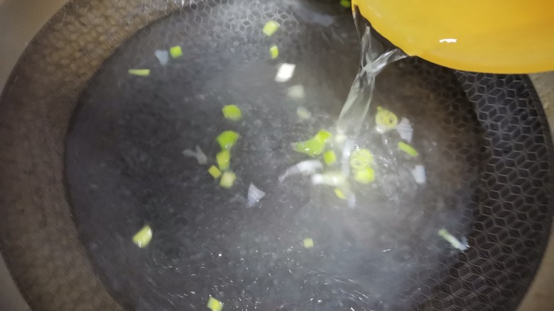 鲜肉小馄饨,起锅烧油加入葱花爆香,加入适量的水,大火煮开