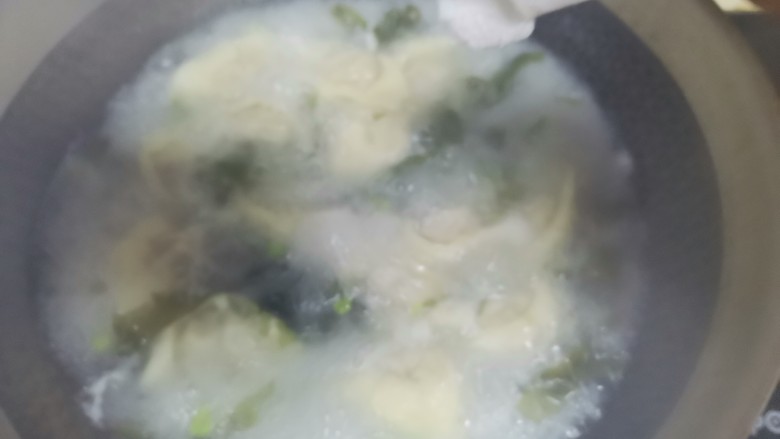 鲜肉小馄饨,水开下入馄饨,煮至馄饨浮起熟透,加入适量的盐