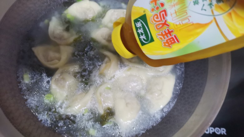 鲜肉小馄饨,加入适量的太太乐鲜鸡汁,增加汤的鲜美
