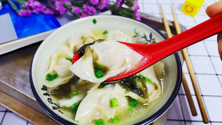 鲜肉小馄饨,盛入碗中美味的鲜肉小馄饨就做好了