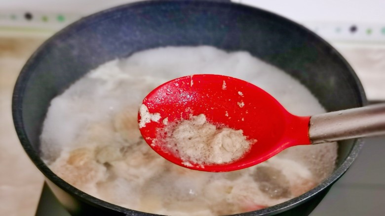 土豆炖鸡翅,撇出血沫,煮4分钟捞出。