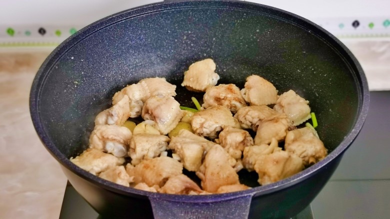 土豆炖鸡翅,中小火煎至两面微黄,加入<a style='color:red;display:inline-block;' href='/shicai/ 829'>十三香</a>翻炒均匀。
