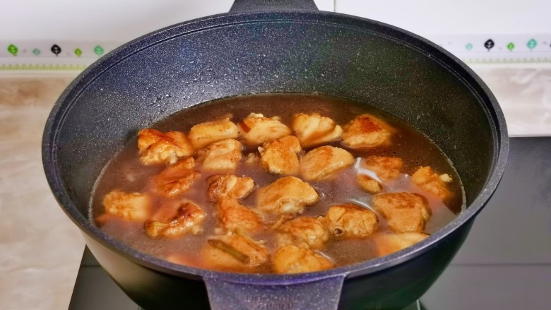 土豆炖鸡翅,加入纯净水,没过鸡翅为佳。