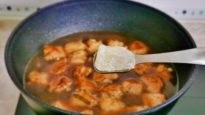 土豆炖鸡翅,加入<a style='color:red;display:inline-block;' href='/shicai/ 866'>冰糖</a>,盖上盖子大火烧开,转小火炖20分钟。