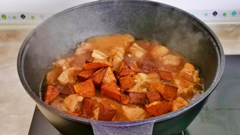 土豆炖鸡翅,鸡翅炖熟后加入土豆块,按个人口味加入盐调味。