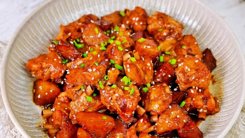 土豆炖鸡翅,酱汁浓郁,香而不腻。