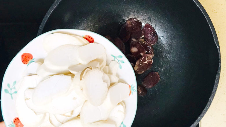 杏鲍菇炒腊肉,加入杏鲍菇